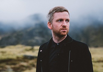 Olafur Arnalds: „Jestem całkowicie pochłonięty eksperymentami” [WYWIAD] - okładka