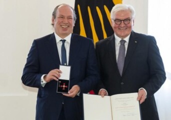 Hans Zimmer z najwyższym odznaczeniem Republiki Federalnej Niemiec! - okładka