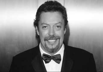 Zmarł Tim Curry. Charyzmatyczny aktor o niezwykłym głosie miał 80 lat - okładka